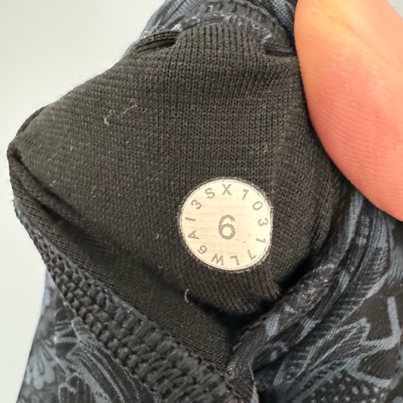 Lululemon blue and black floral pattern 7/8 leggings size 6 - Picture 3 of 4